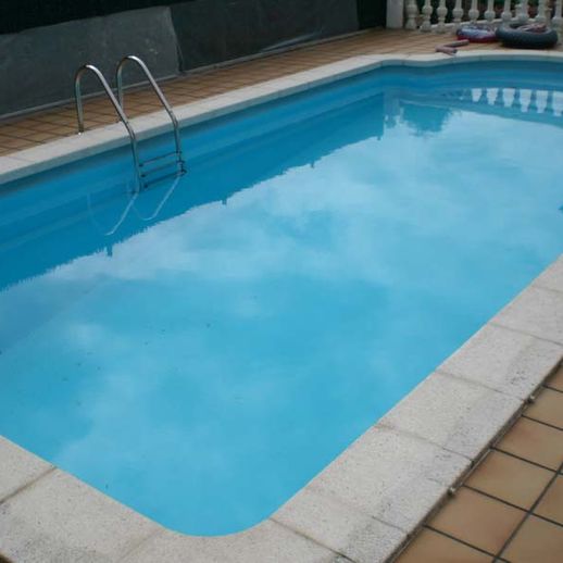 Piscinas Oruña patio pequeño con piscina