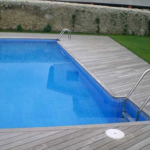 Piscinas Oruña piscina con suelo de madera