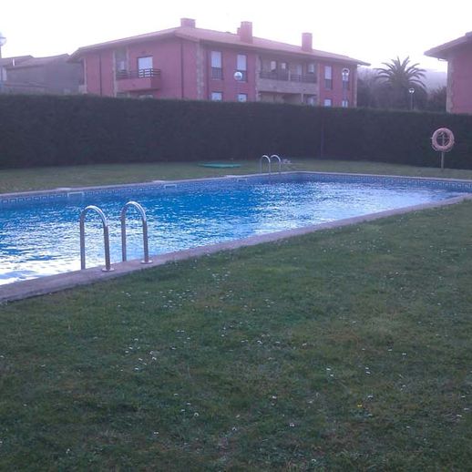 Piscinas Oruña patio con piscina